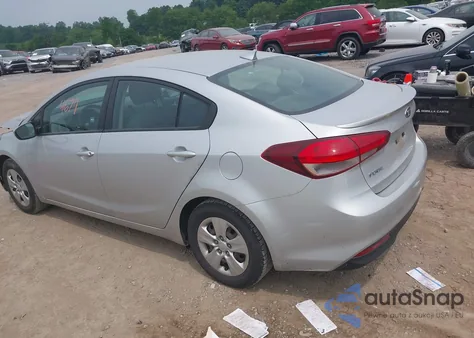 2018 Kia Forte Lx z USA, uszkodzony, nr VIN 3KPFK4A77JE227802